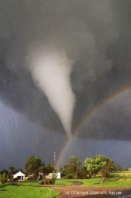 Tornado y arco iris